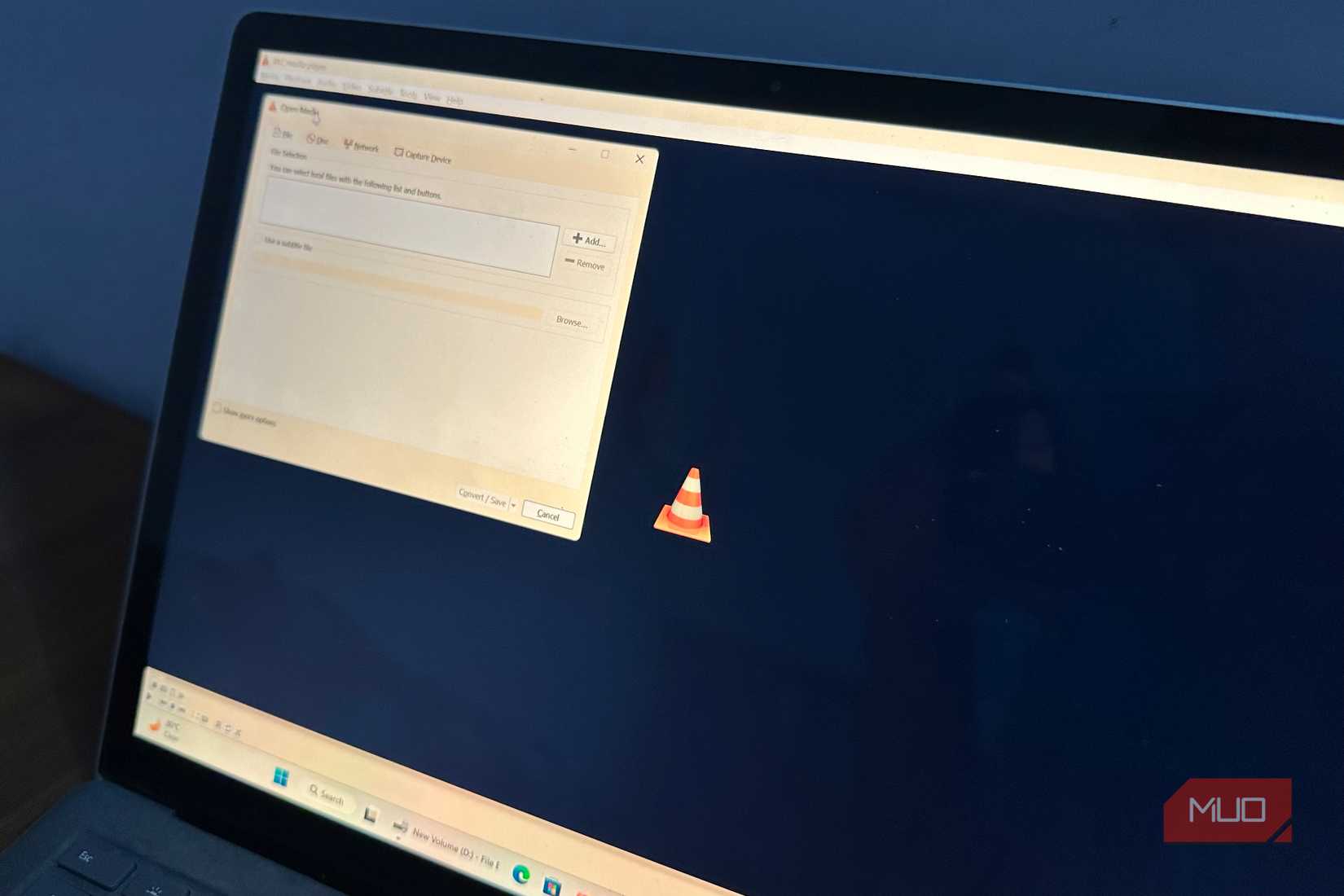 كمبيوتر محمول يعمل بنظام Windows مع VLC مفتوح