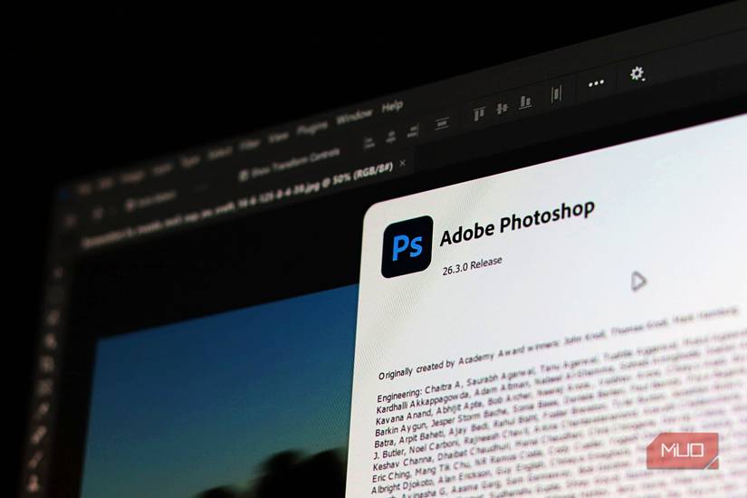 Adobe Photoshop splash screen on a Windows laptop.