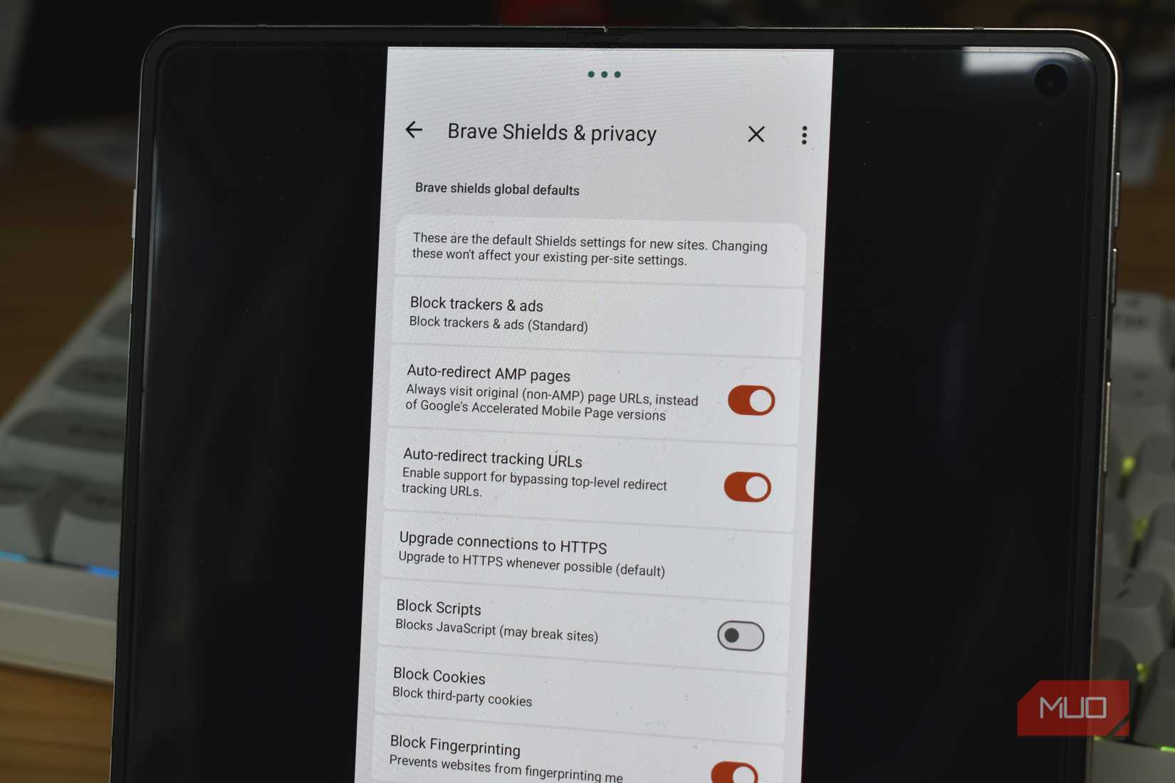 Android ブラウザの Brave Defenders 機能を使用する。