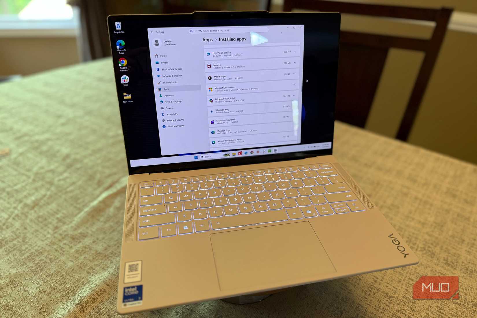 テーブルの上のlenovo Yoga 7スリム