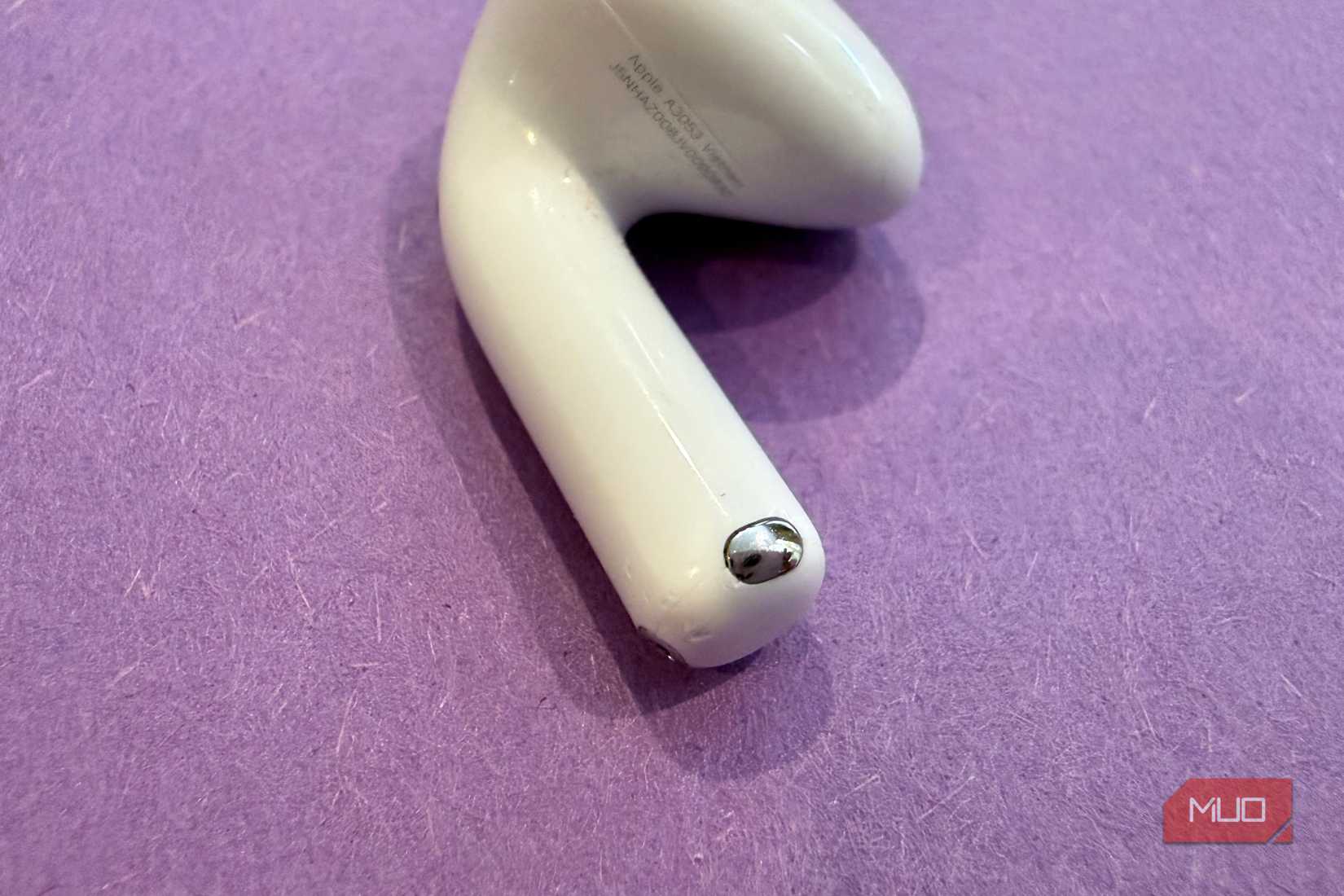 airpods charging contacts