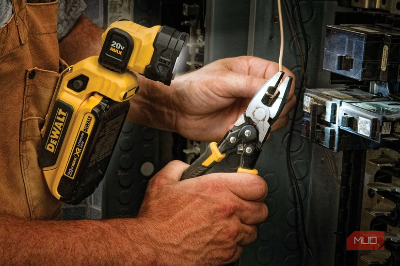 オーバーオールに取り付けられた Dewalt ワークランプ