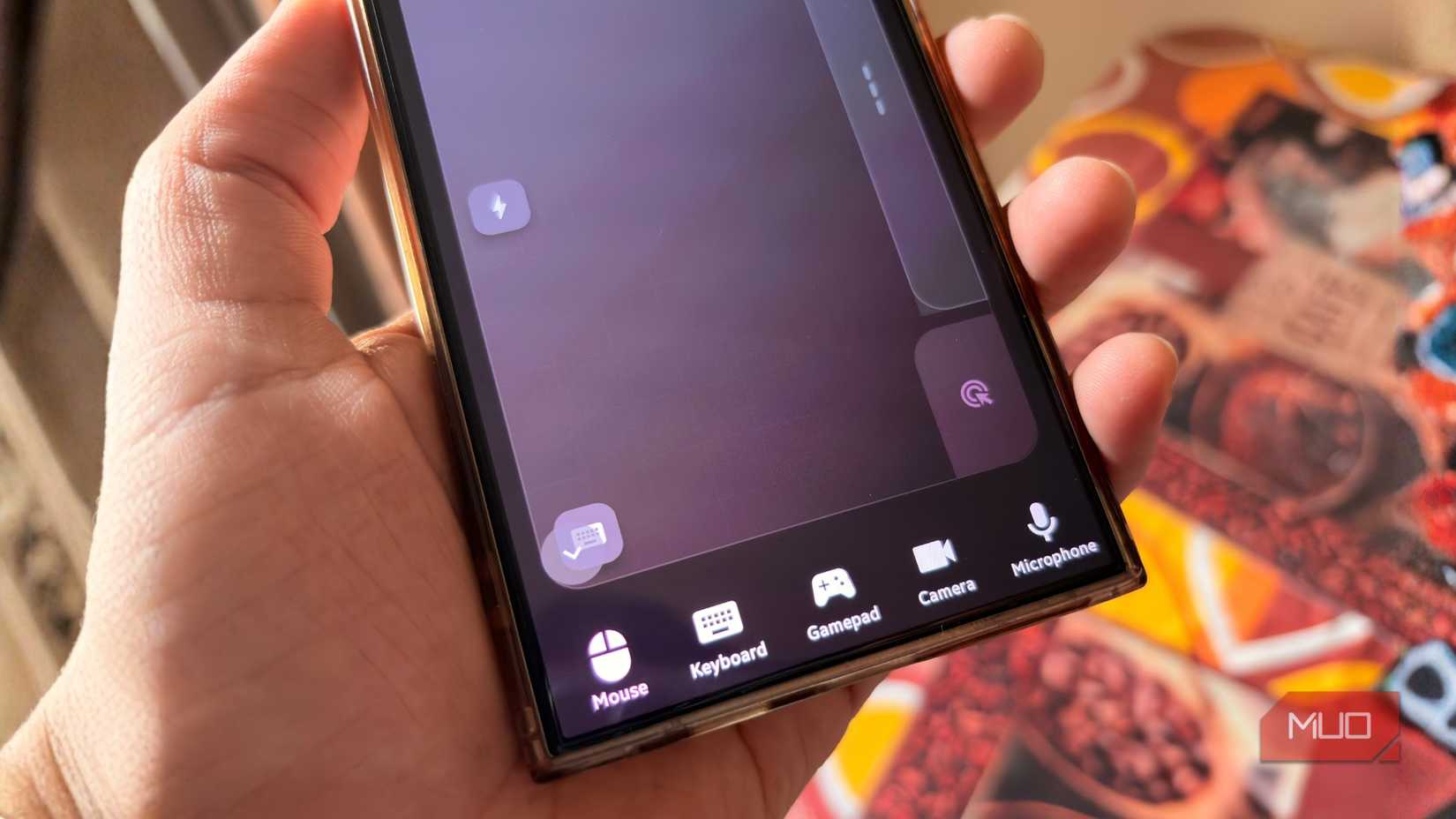 Android スマートフォンを持つ手に「マウスとして使用」トラックパッド インターフェイスが表示される