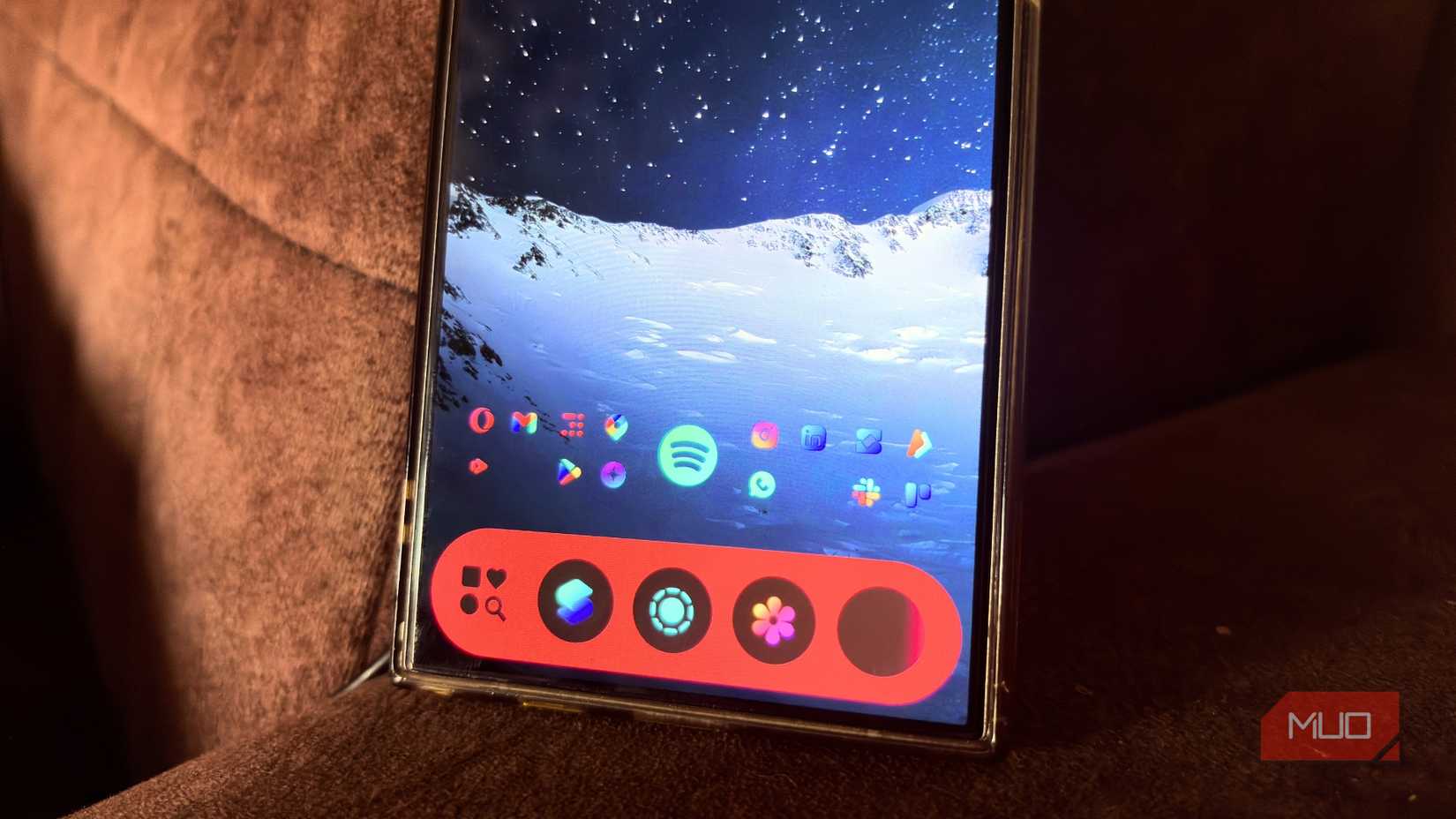 I added a Windows-style taskbar to Android, and it just makes sense