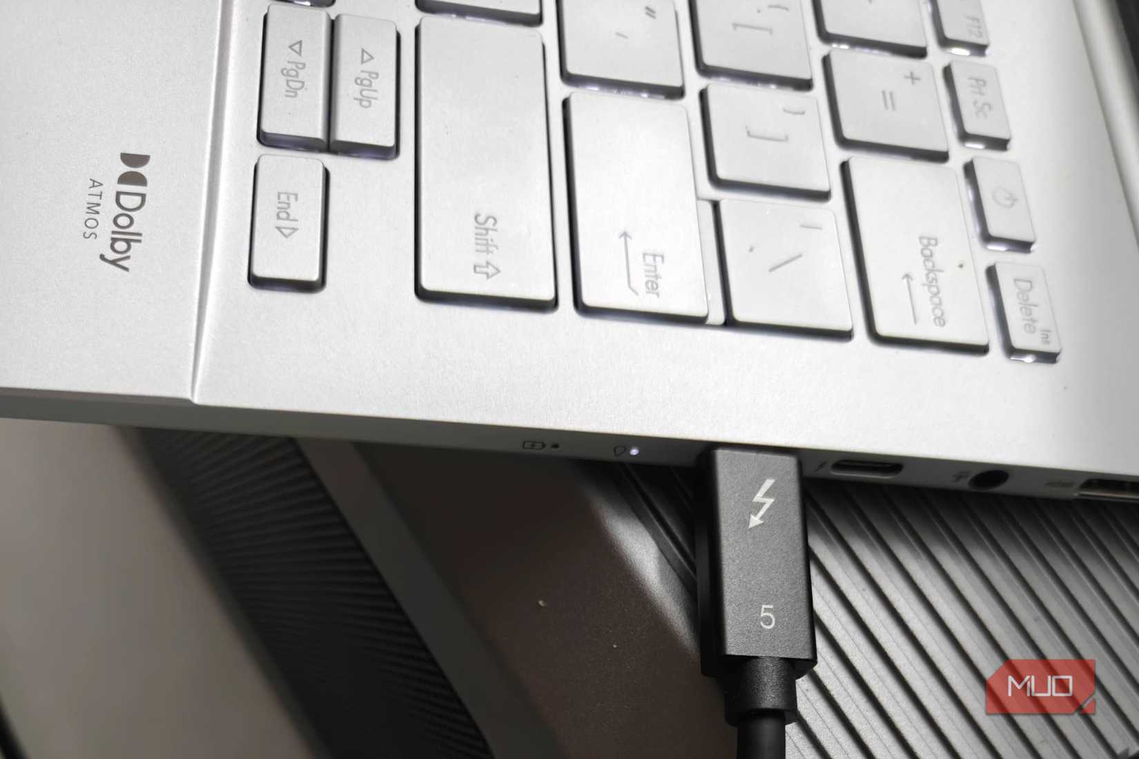 Conéctese usando un cable TB5