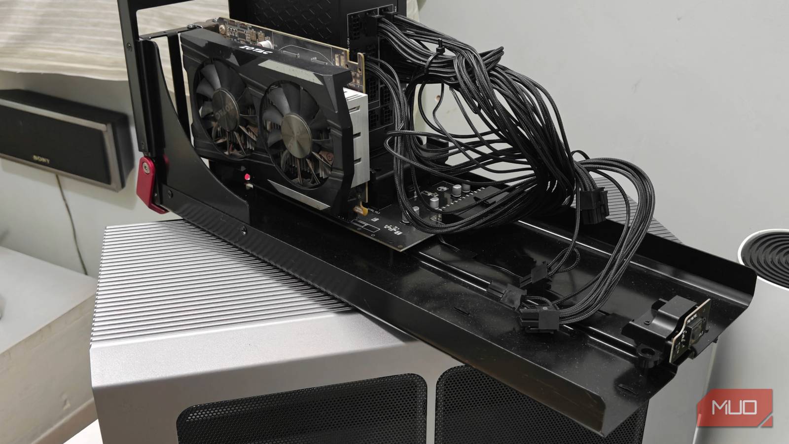 أخيرًا، يجعل Thunderbolt 5 وحدات eGPU رائعة، ولكن بها مشكلة كبيرة ومملة أخيرًا، يجعل Thunderbolt 5 وحدات eGPU رائعة، ولكن بها مشكلة كبيرة ومملة