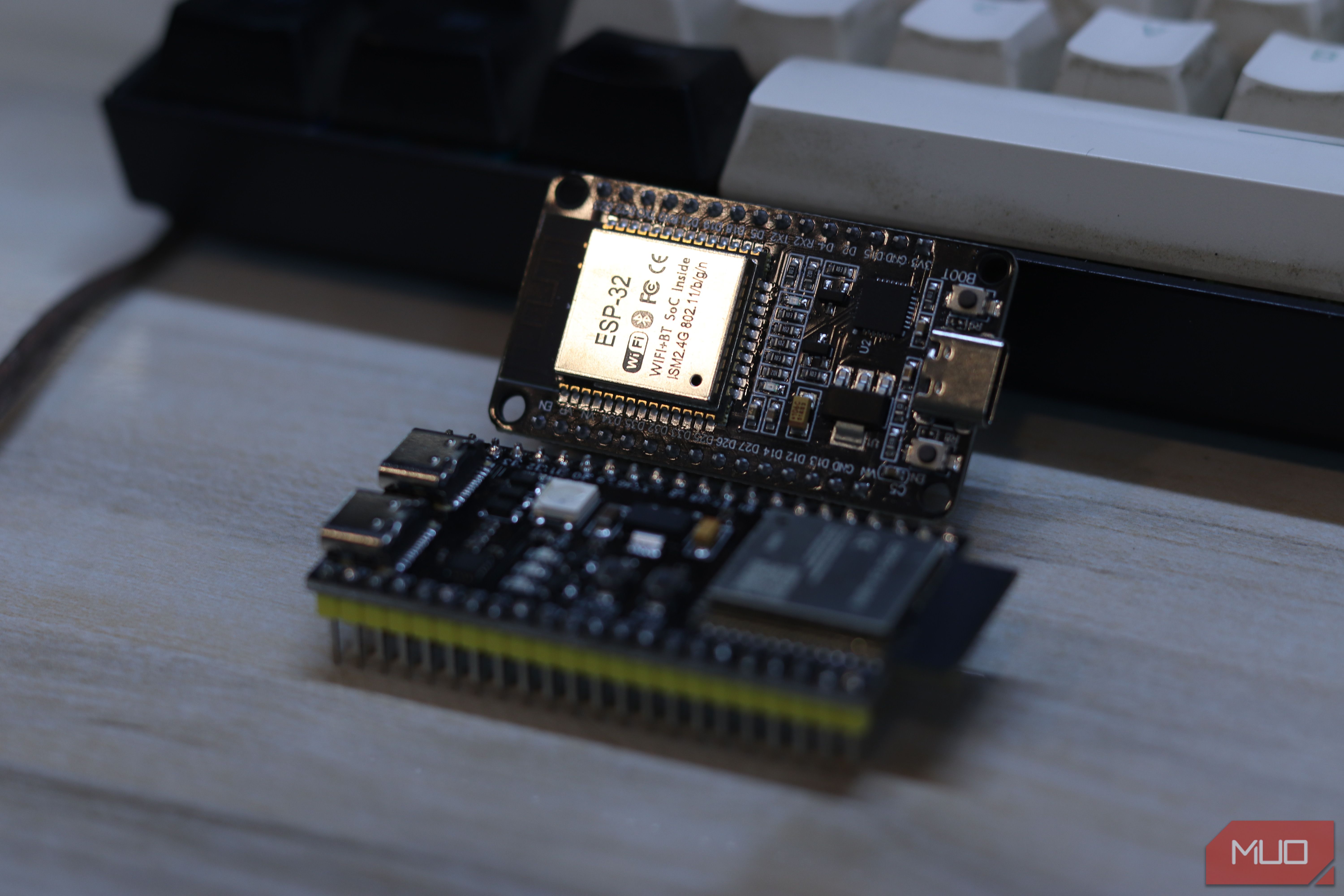 Imagen de la noticia: Una tabla de 5 dólares convirtió mi tonta lámpara en una inteligente (MakeUseOf Smart Home)