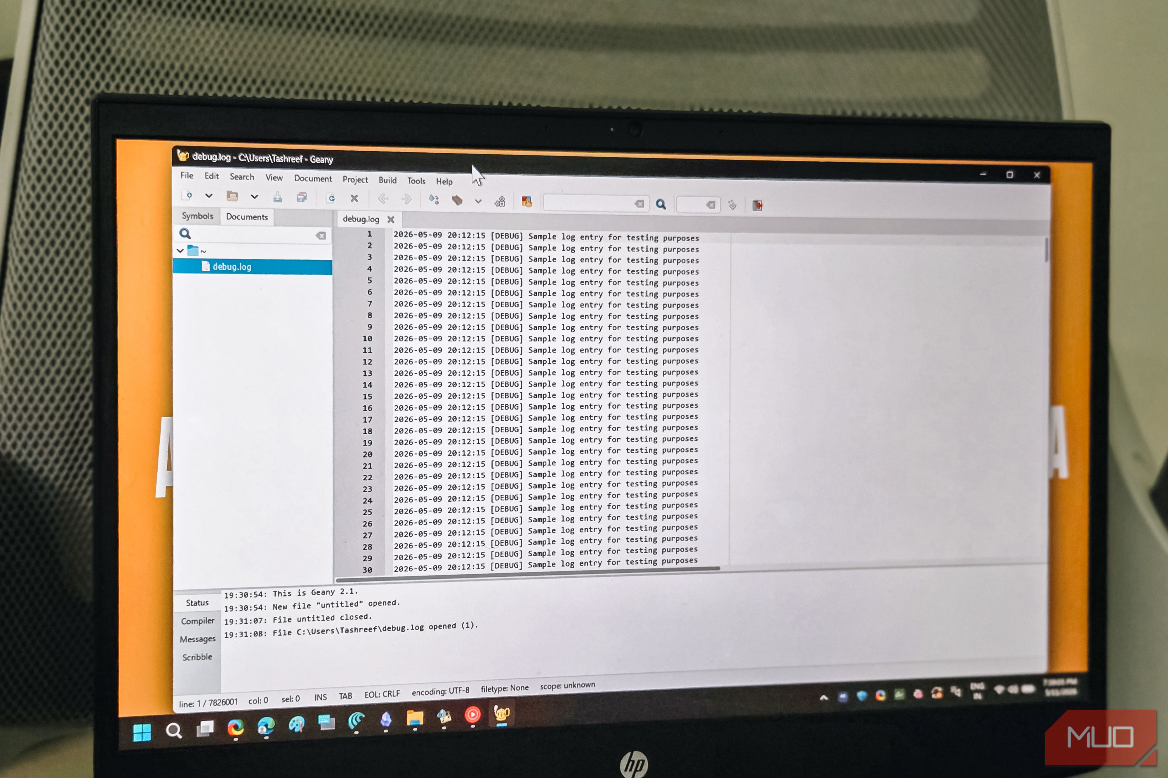 Geany app open in Windows 11 on a HP laptop