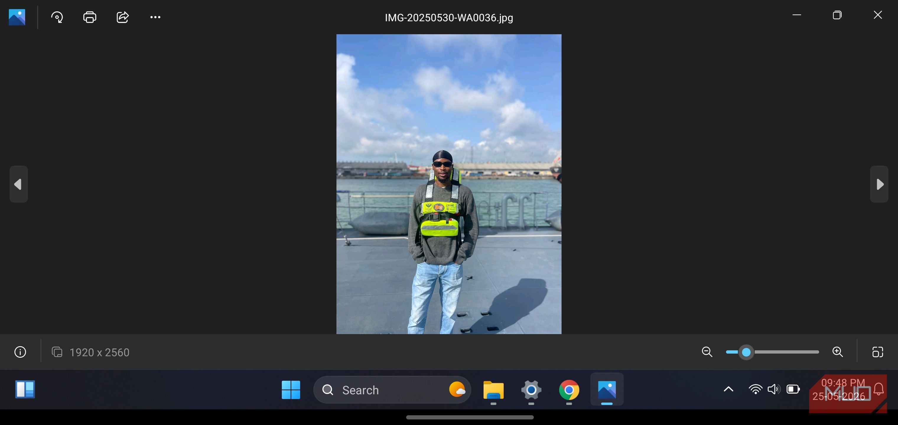 HyperDroid launcher displaying a photo.