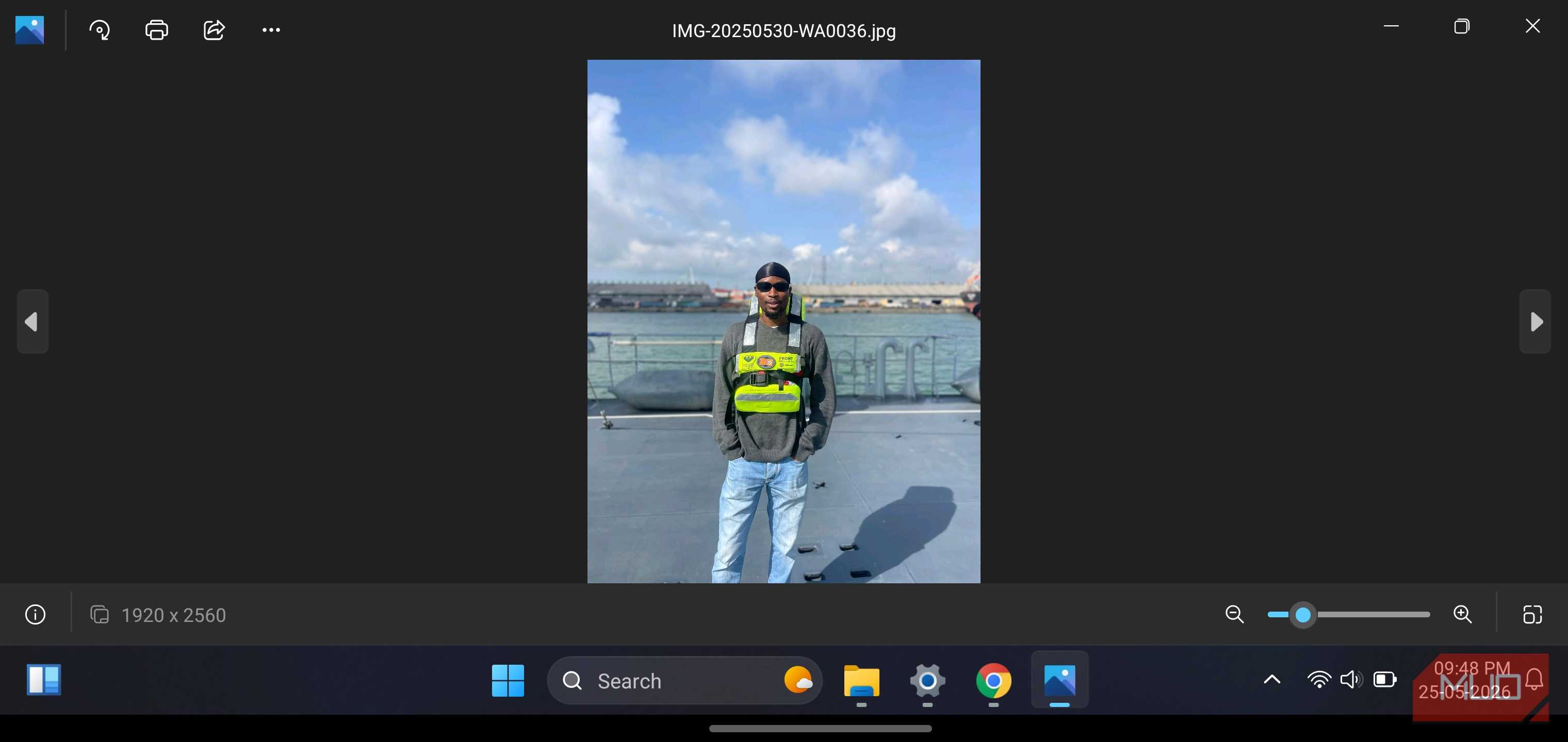 HyperDroid launcher displaying a photo.