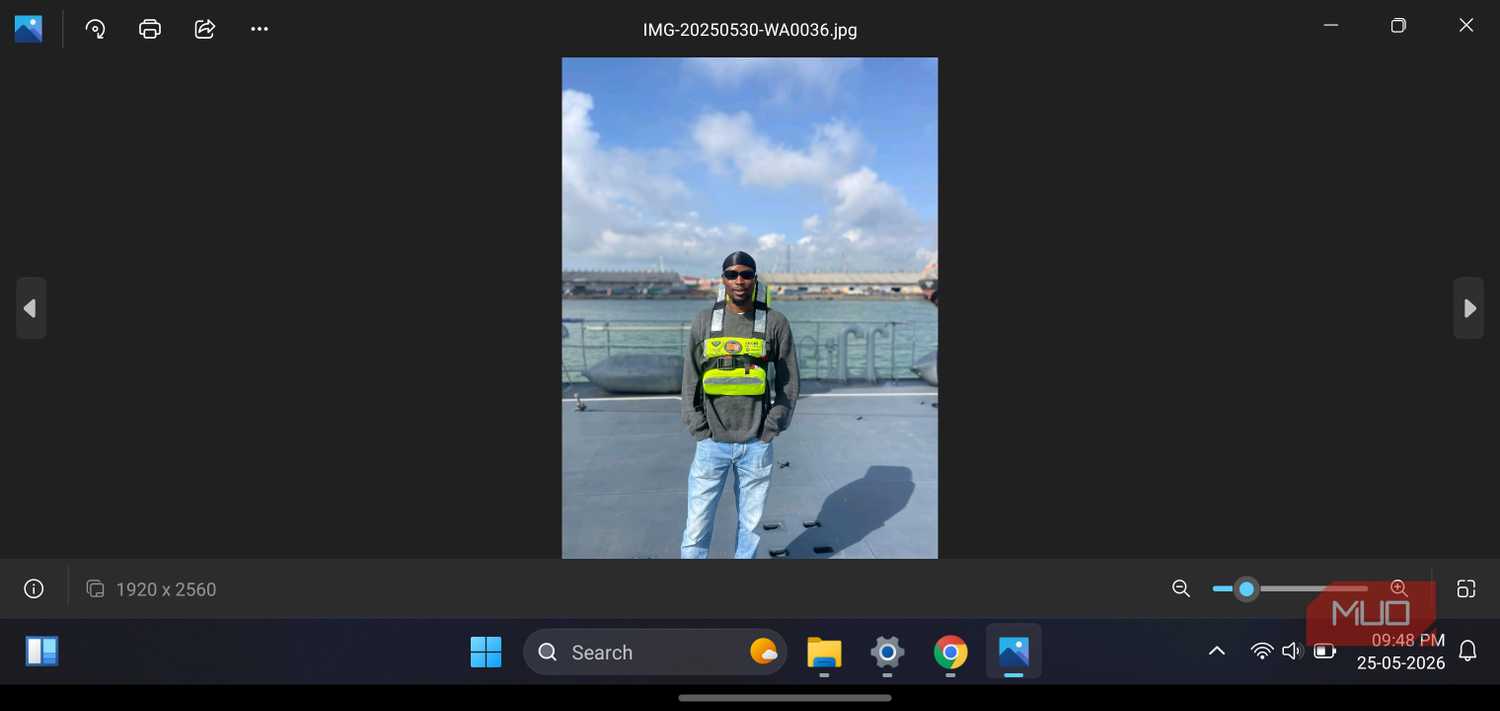 HyperDroid launcher displaying a photo.