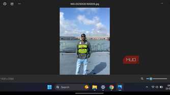 HyperDroid launcher displaying a photo.