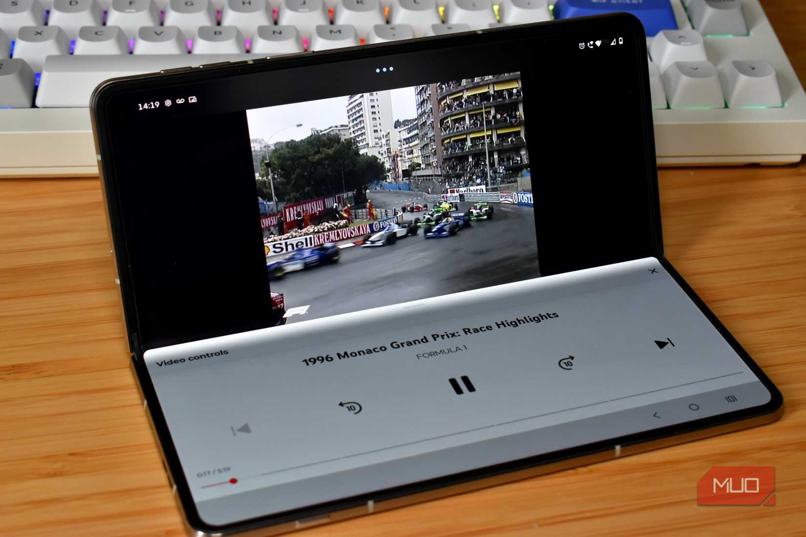 motorola razr fold flex mode youtube split screen.