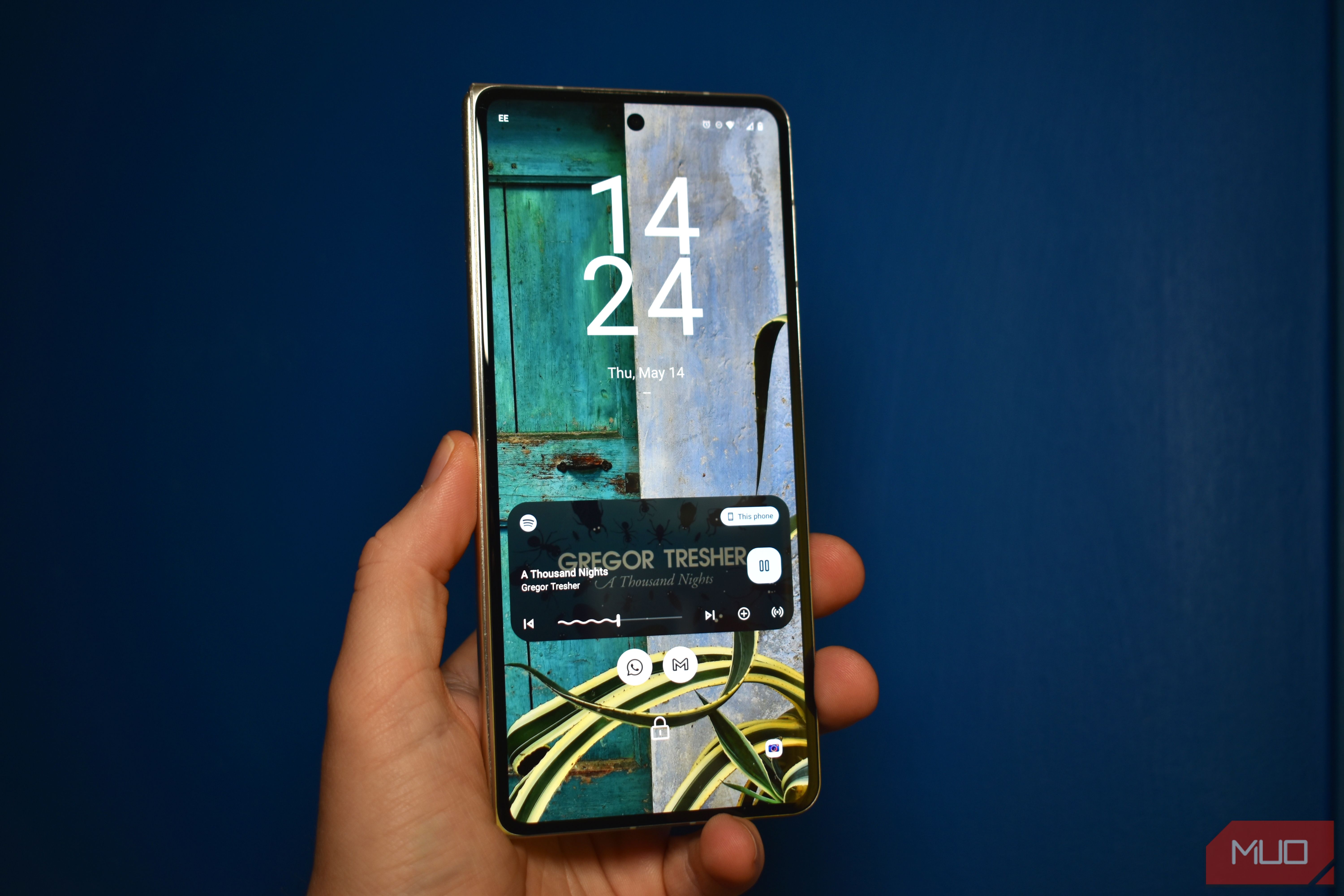 Unlock the Full Potential of Your Motorola Razr Fold: A Guide to Using Only the Cover Screen