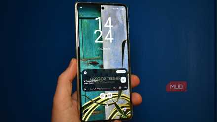 motorola razr front screen locked with time.