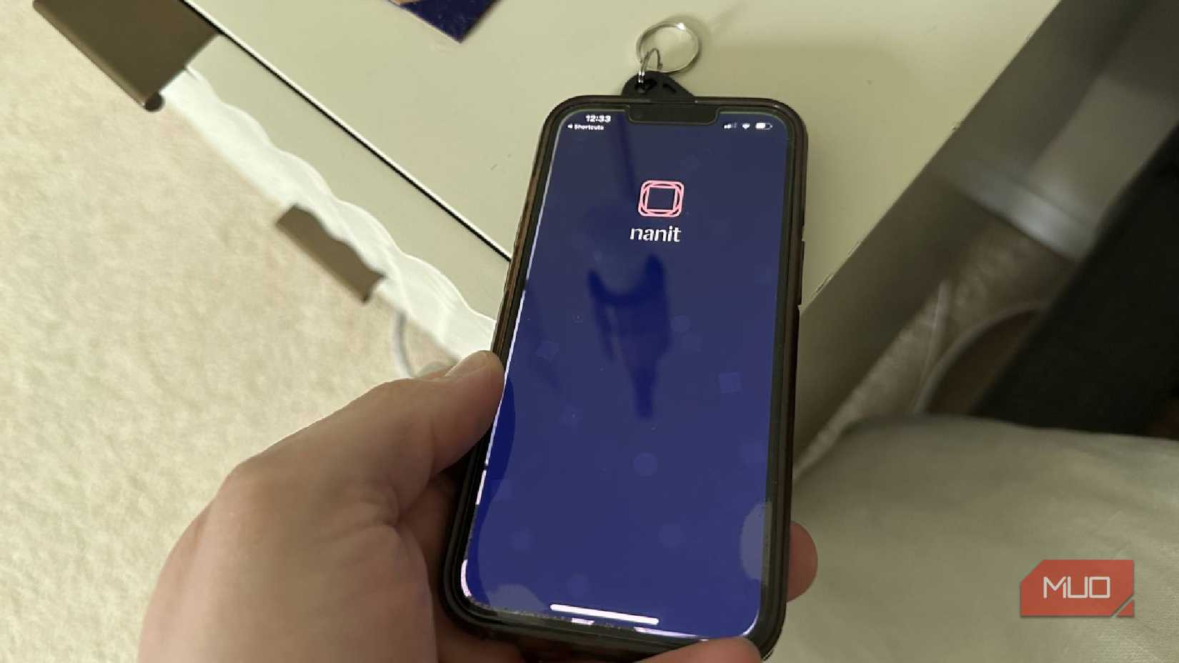 NFC குறிச்சொல்லைத் தொட்டு நானிட்டைத் திறக்கிறது.