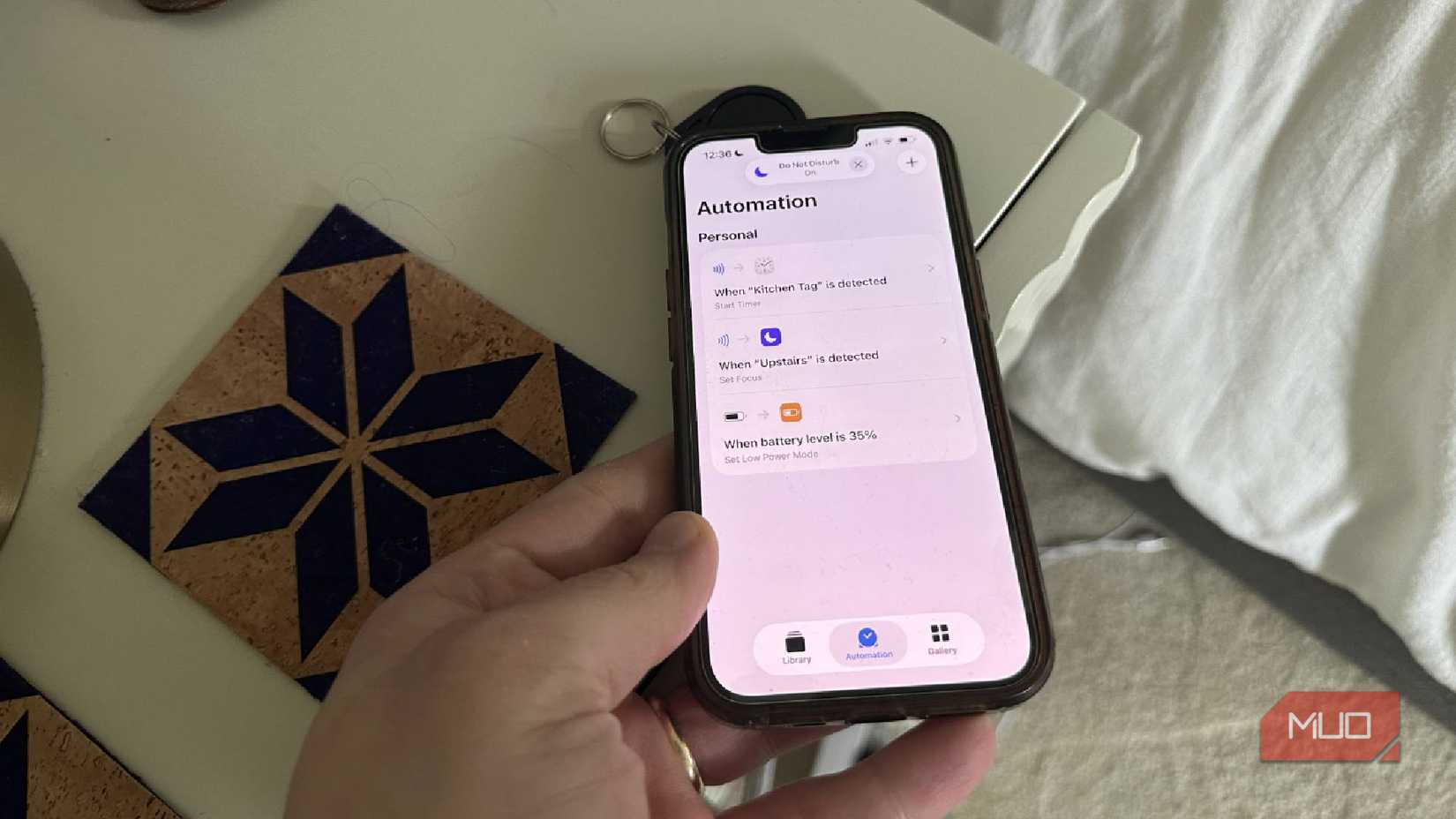 ஐபோனில் NFC குறிச்சொல்லைத் தொடுவதன் மூலம் ஃபோகஸ் பயன்முறையைச் செயல்படுத்துகிறது.