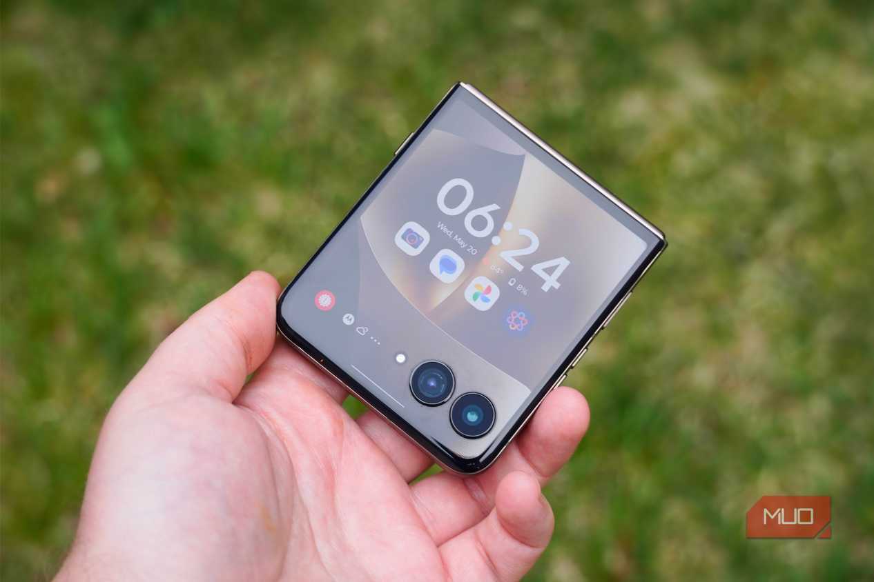 The cover screen on the Motorola Razr Ultra 2026 in the hand.