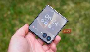 The cover screen on the Motorola Razr Ultra 2026 in the hand.