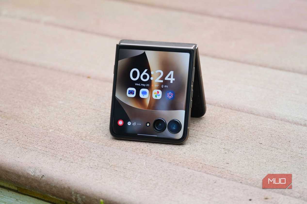 The Motorola Razr Ultra 2026 cover screen.