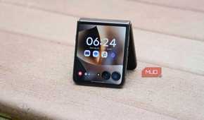 The Motorola Razr Ultra 2026 cover screen.
