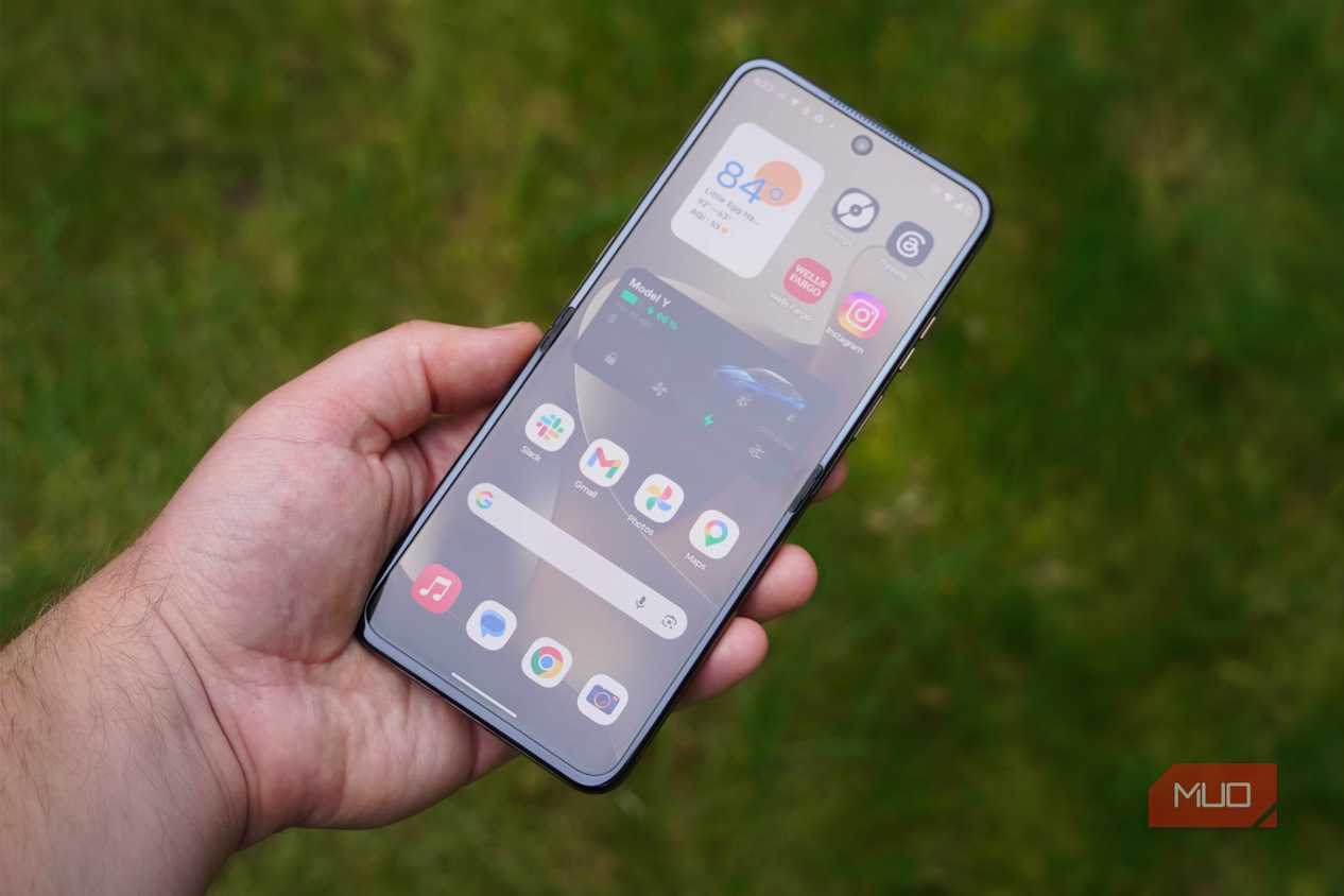 The Motorola Razr Ultra 2026 main display.