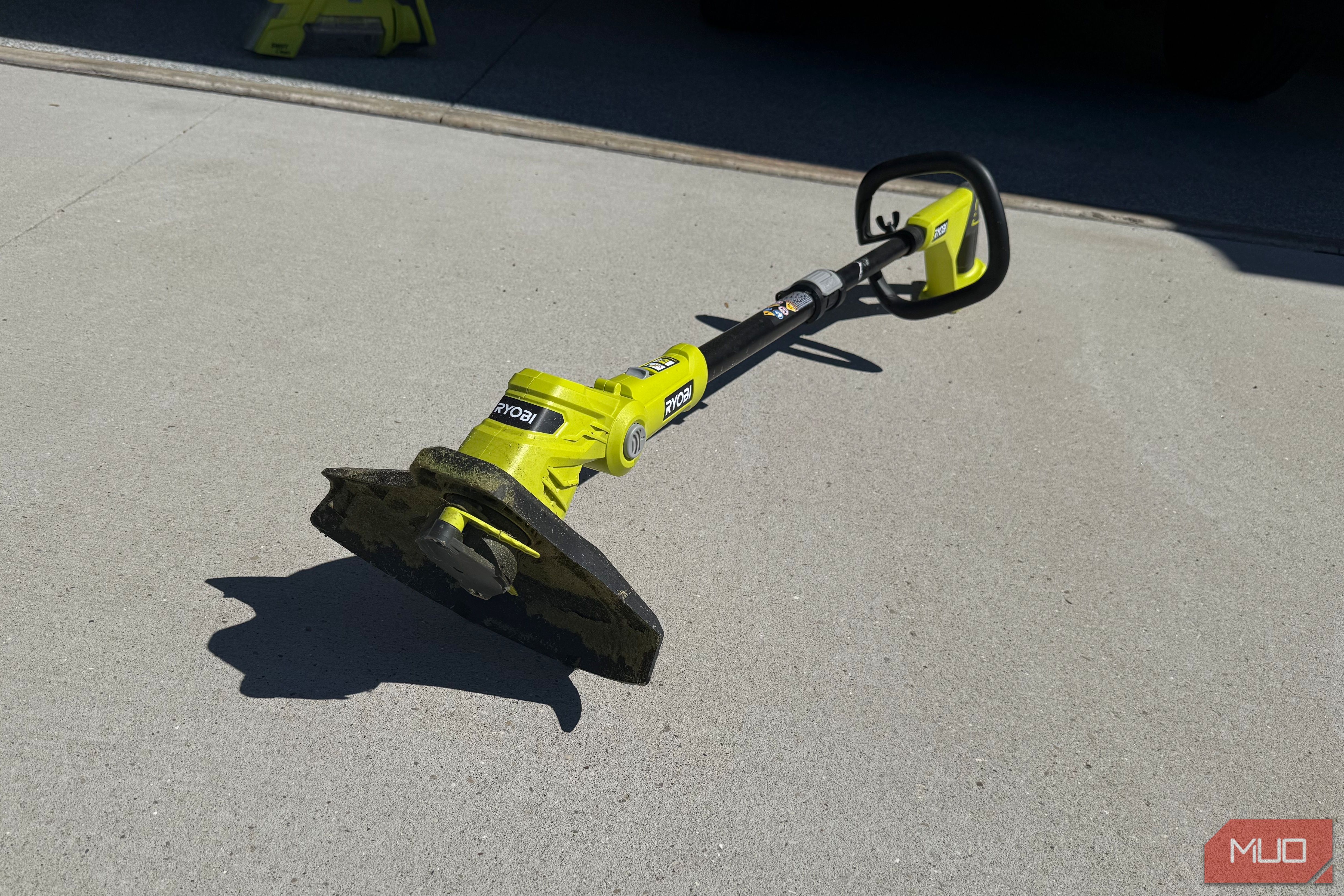 ryobi 18v string trimmer bottom