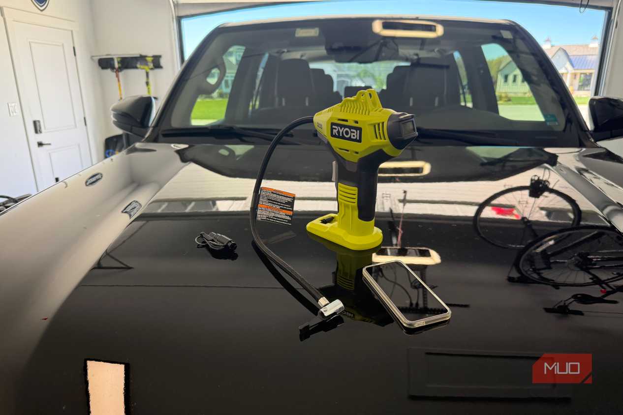 Как 18-вольтовые аккумуляторы Ryobi ONE+ находят применение вне электроинструментов Цифровой инфлятор Ryobi с подключенным аккумулятором