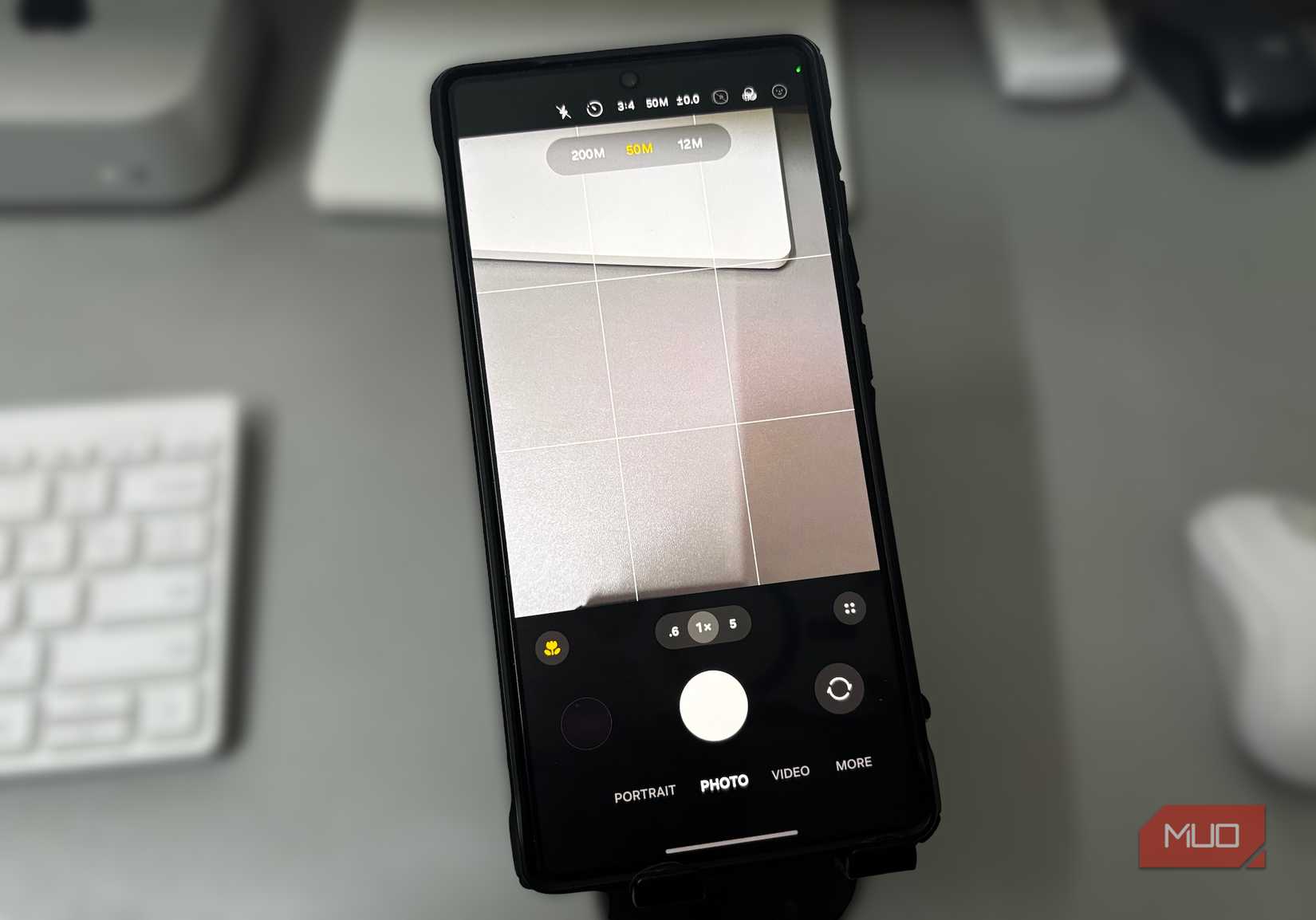 Samsung Galaxy カメラは 12MP、50MP、200MP モードを切り替えます