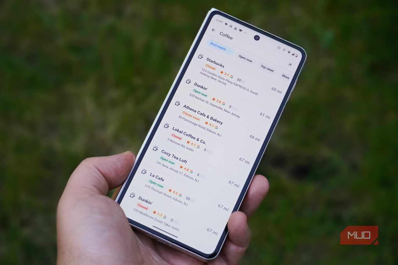 Adding a stop to the route in Waze.
