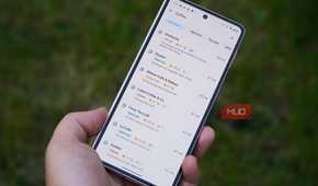 Adding a stop to the route in Waze.