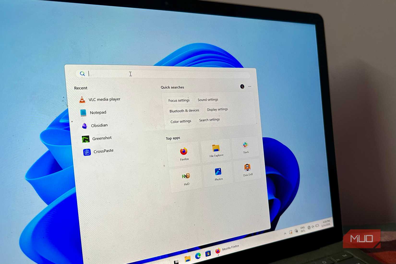 Как ускорить загрузку приложений в Windows с помощью правок реестра ноутбук с открытым поиском Windows на рабочем столе