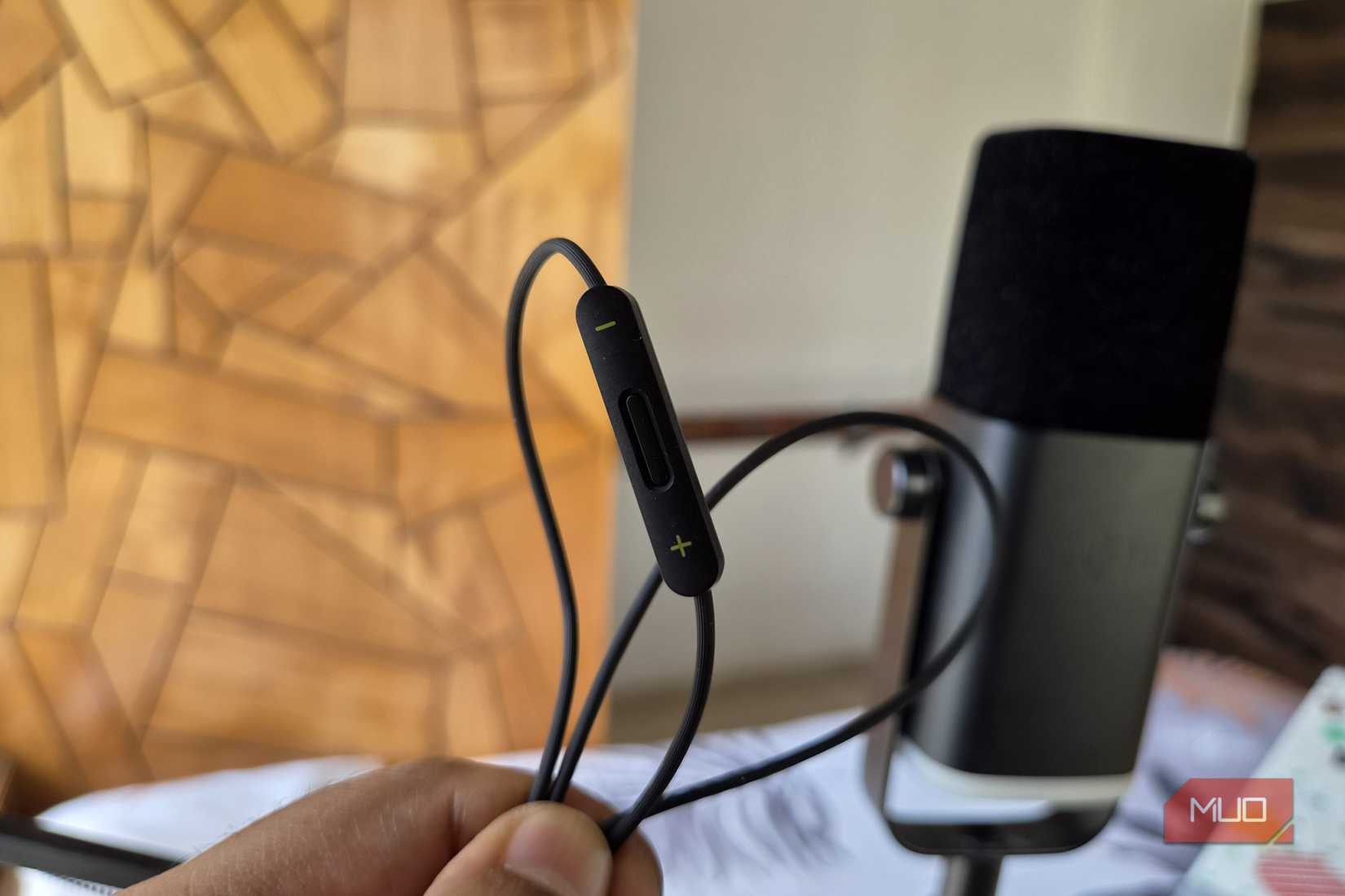 Wired earphones in-line microphone
