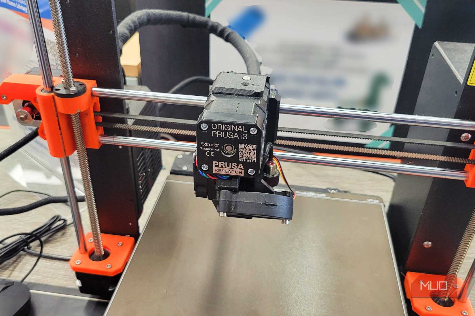 3D プリンターを前にクローズアップ