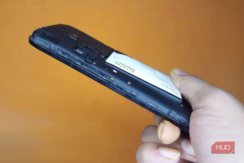 Une main tenant un téléphone avec un espace à avaler