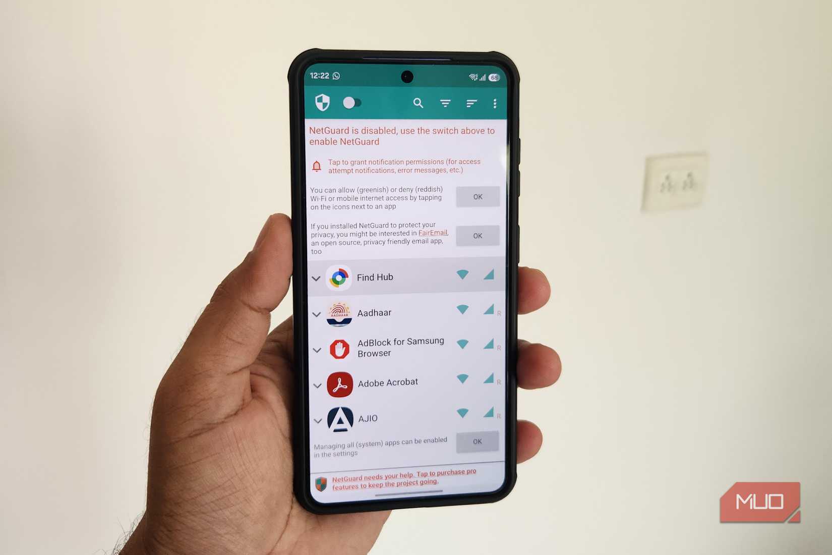 Téléphone Android en main montrant NetGuard