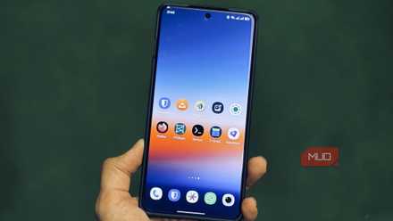 Un téléphone Android à la main doté d'applications open source