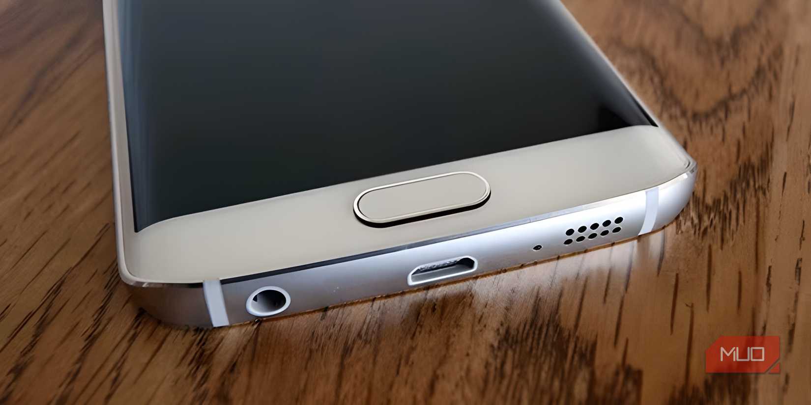 Le panneau inférieur du S6 Edge sur une table en bois