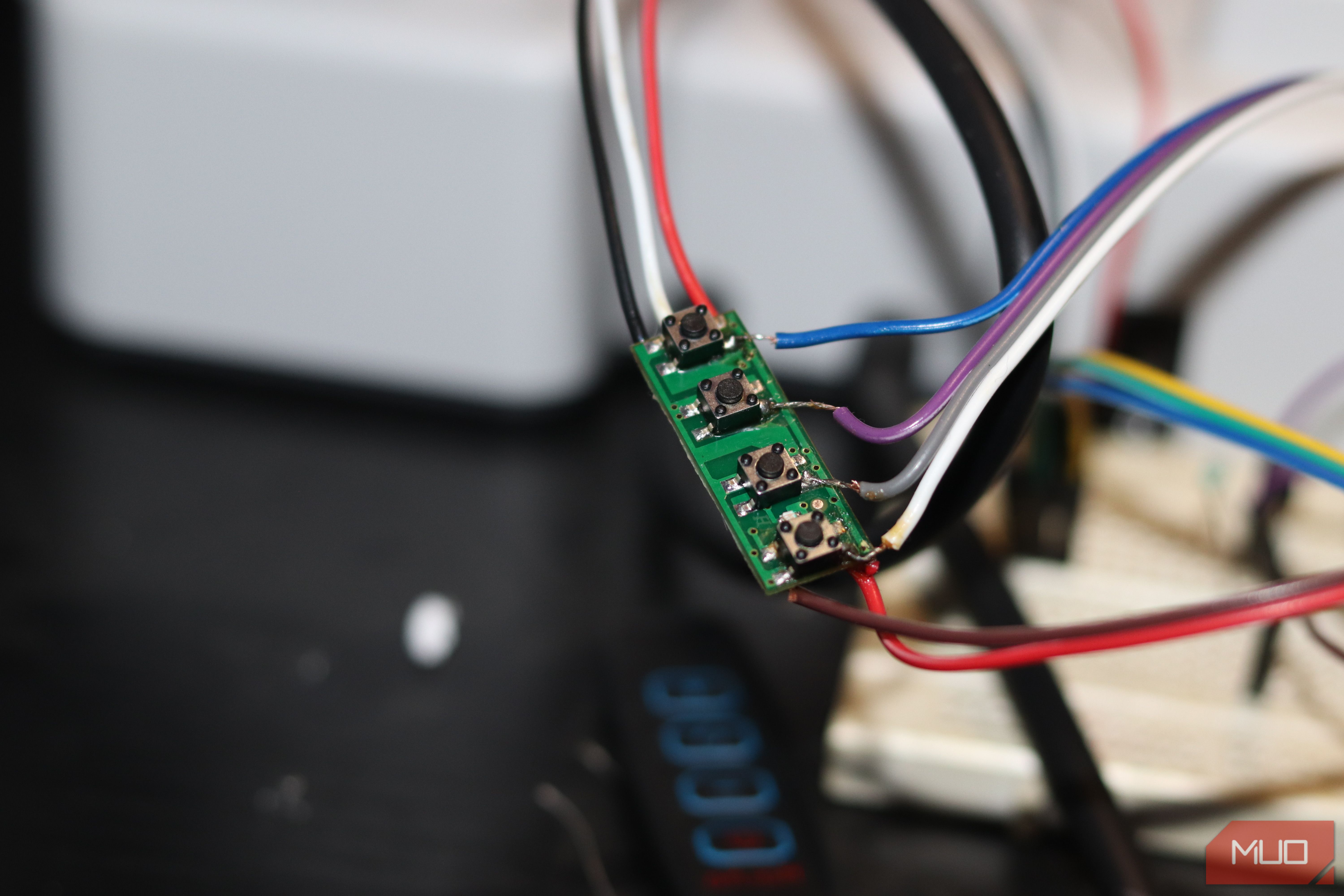 Closeup of inline controller chip.