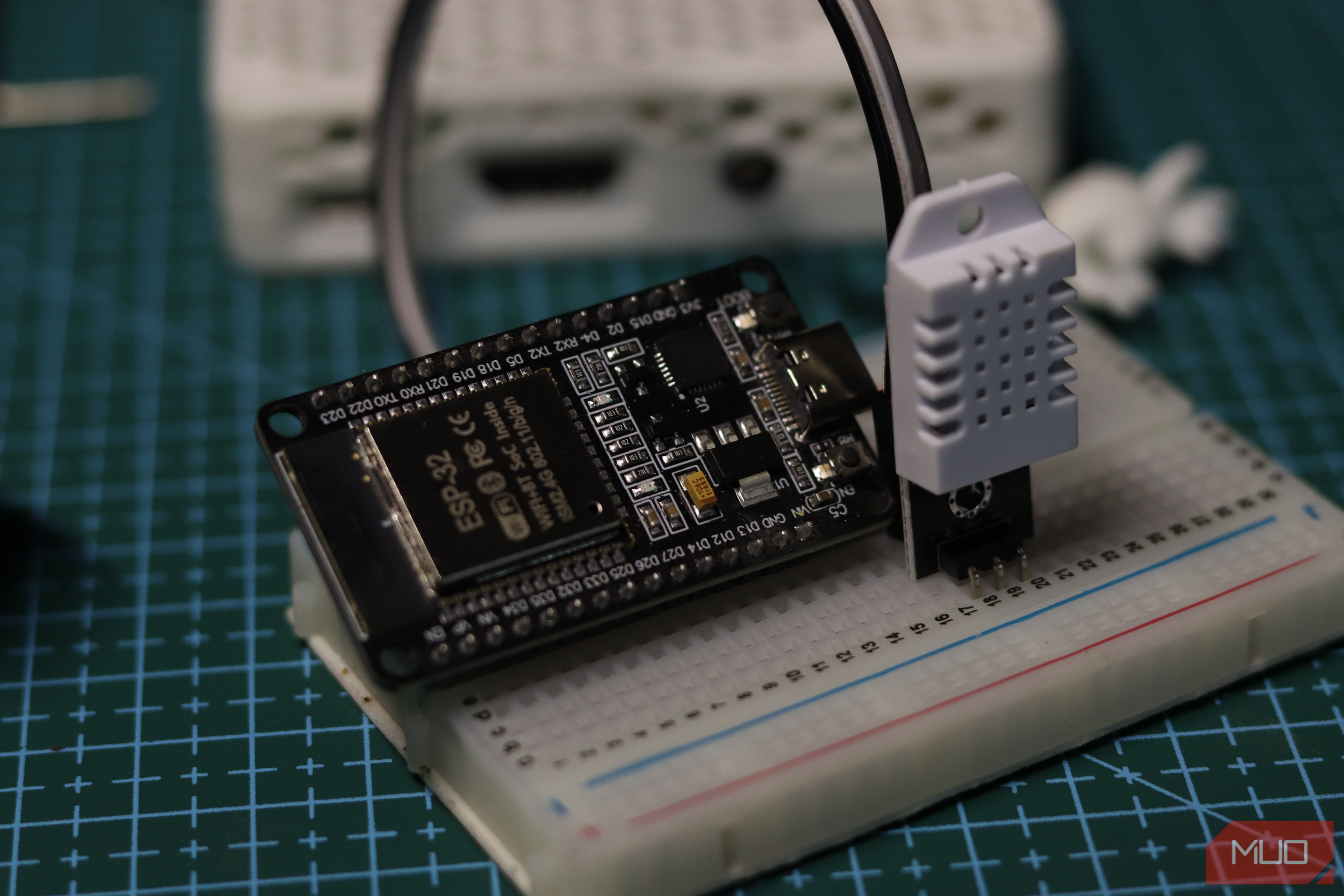 DHT22 and ESP32 temperature sensor.
