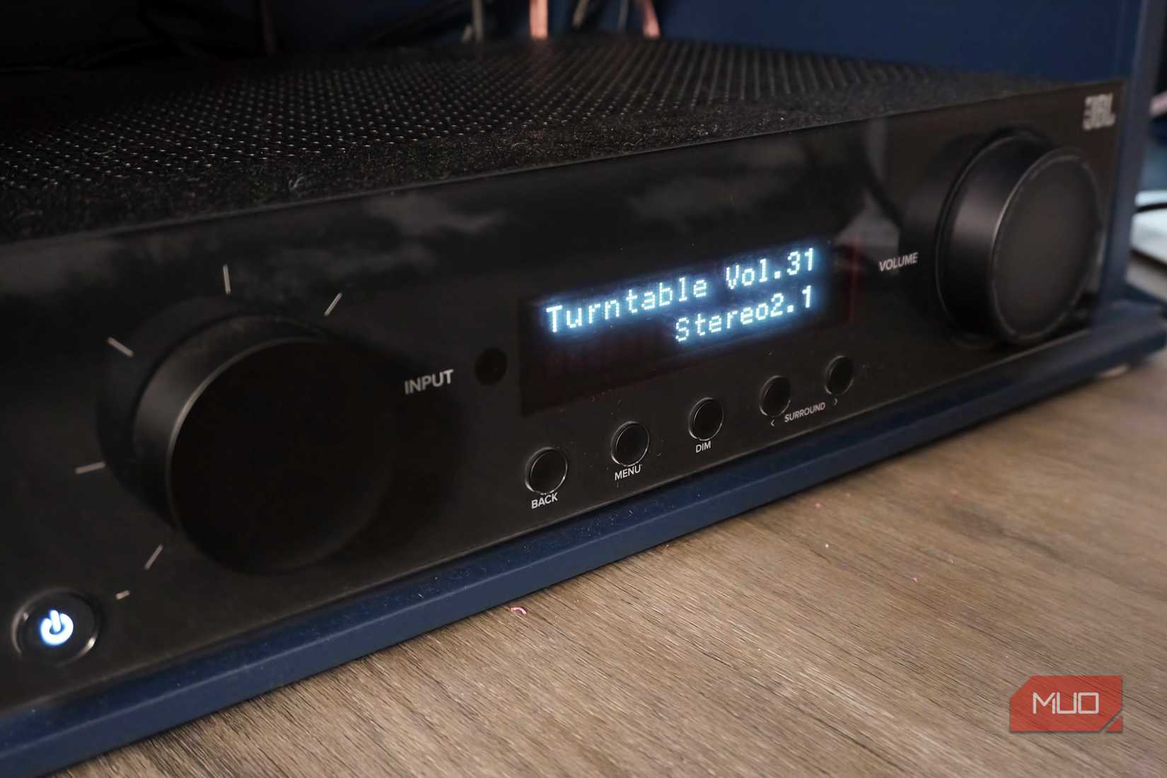 ディスプレイとダイヤルを示す Dolby Atmos レシーバー。 
