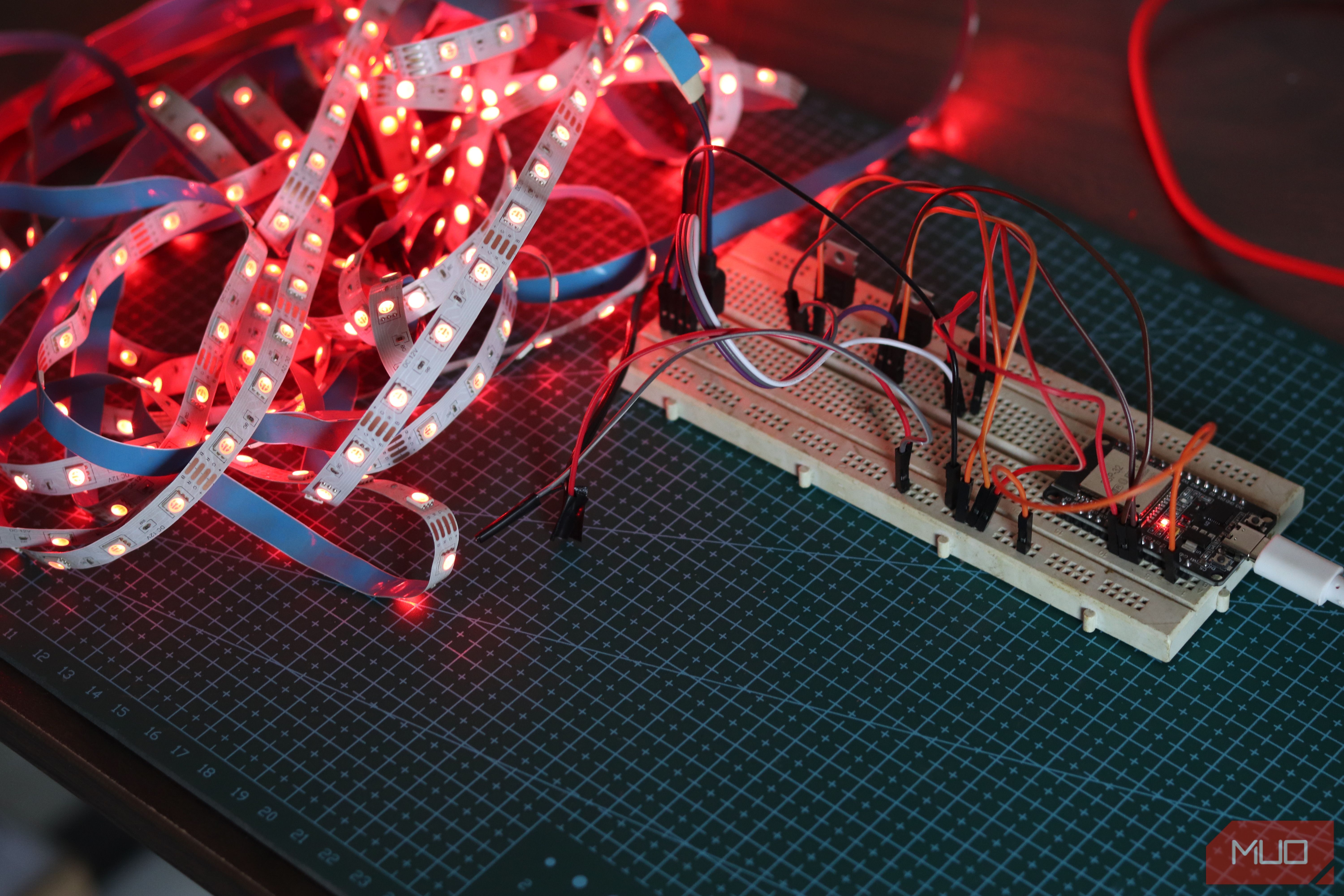 Imagen de la noticia: Mis tiras de LED ahora hacen cosas que Philips Hue no puede y toda la configuración me costó 15 dólares (MakeUseOf Smart Home)