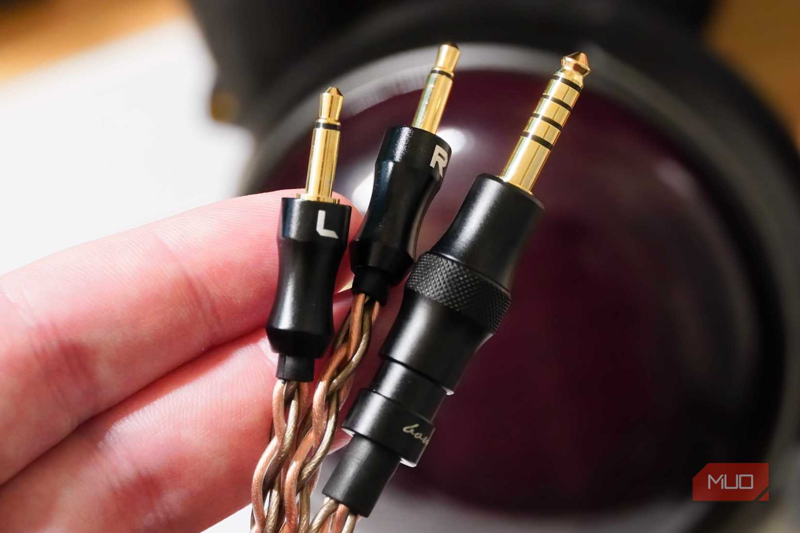 4.4 mm バランス アダプターは左右の TRS コネクタに分かれています。