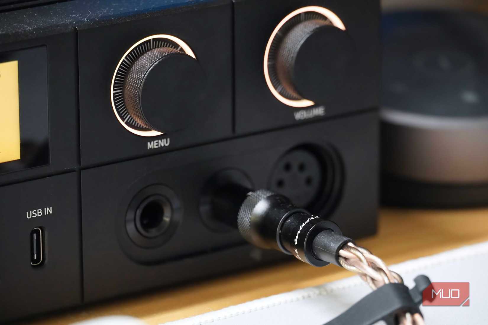 デスクトップ DAC に接続されているバランス オーディオ ケーブル。