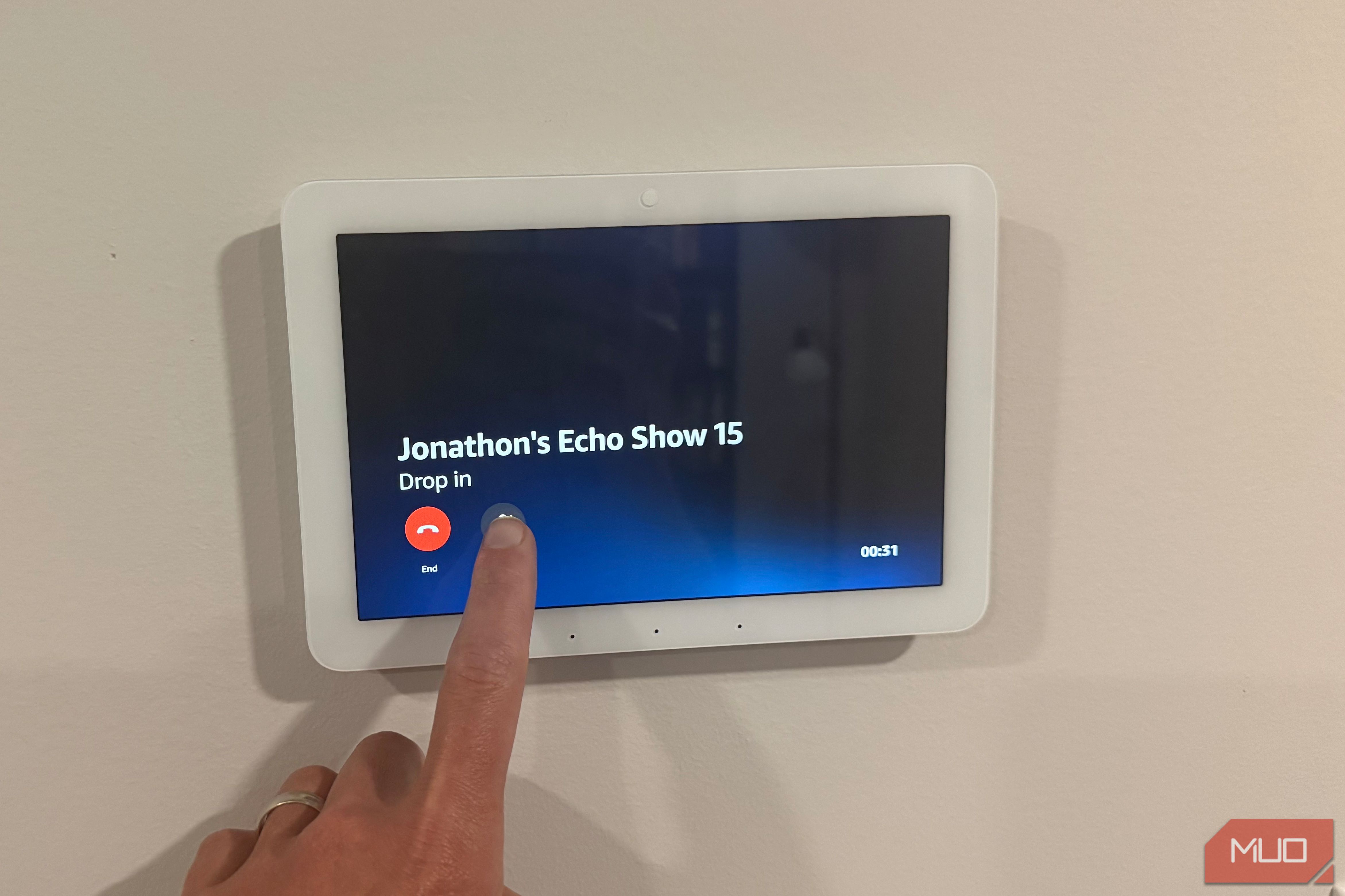 Finger tapping Echo Hub during drop in call to Echo Show 15