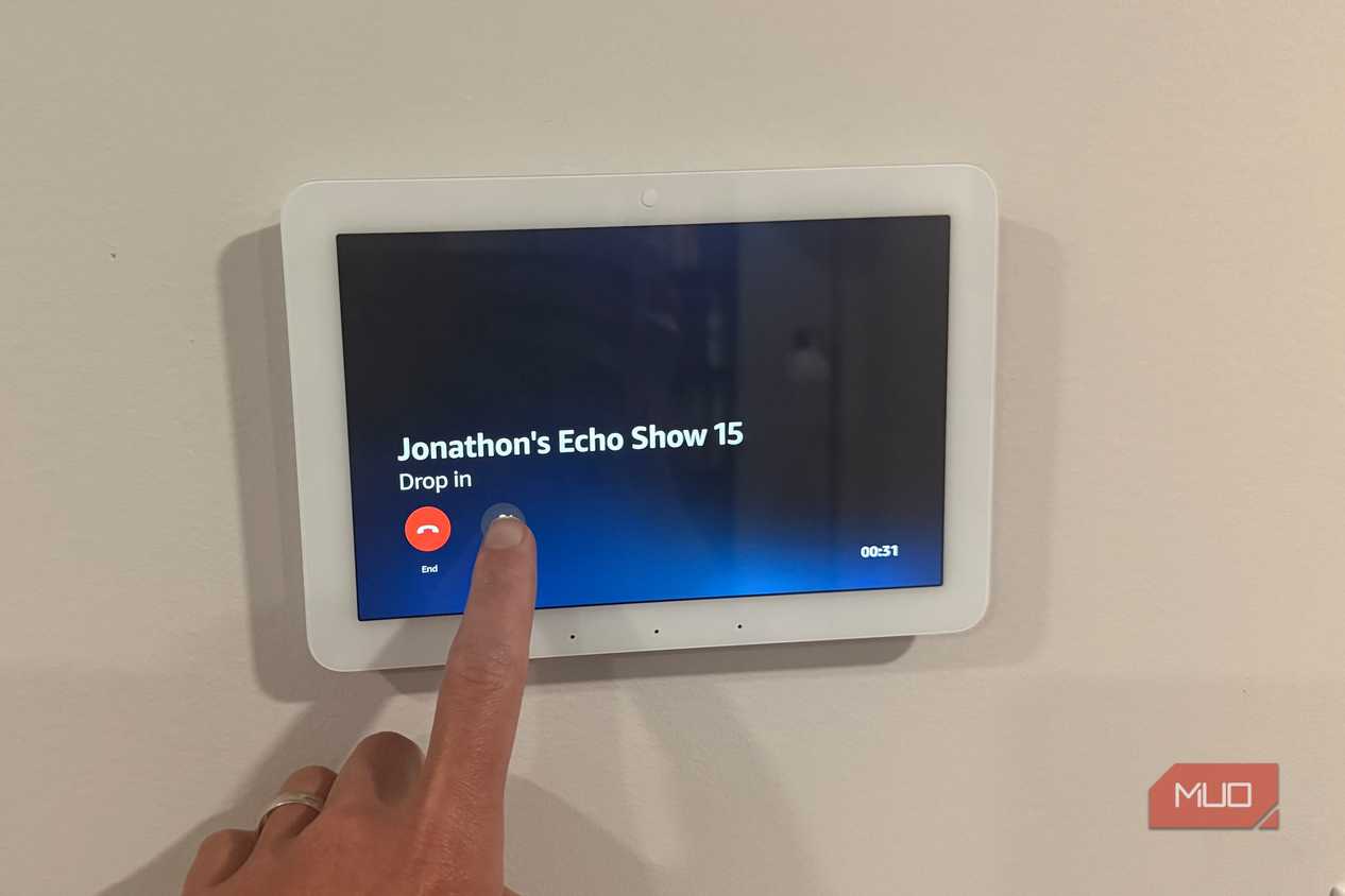Finger tapping Echo Hub during drop in call to Echo Show 15