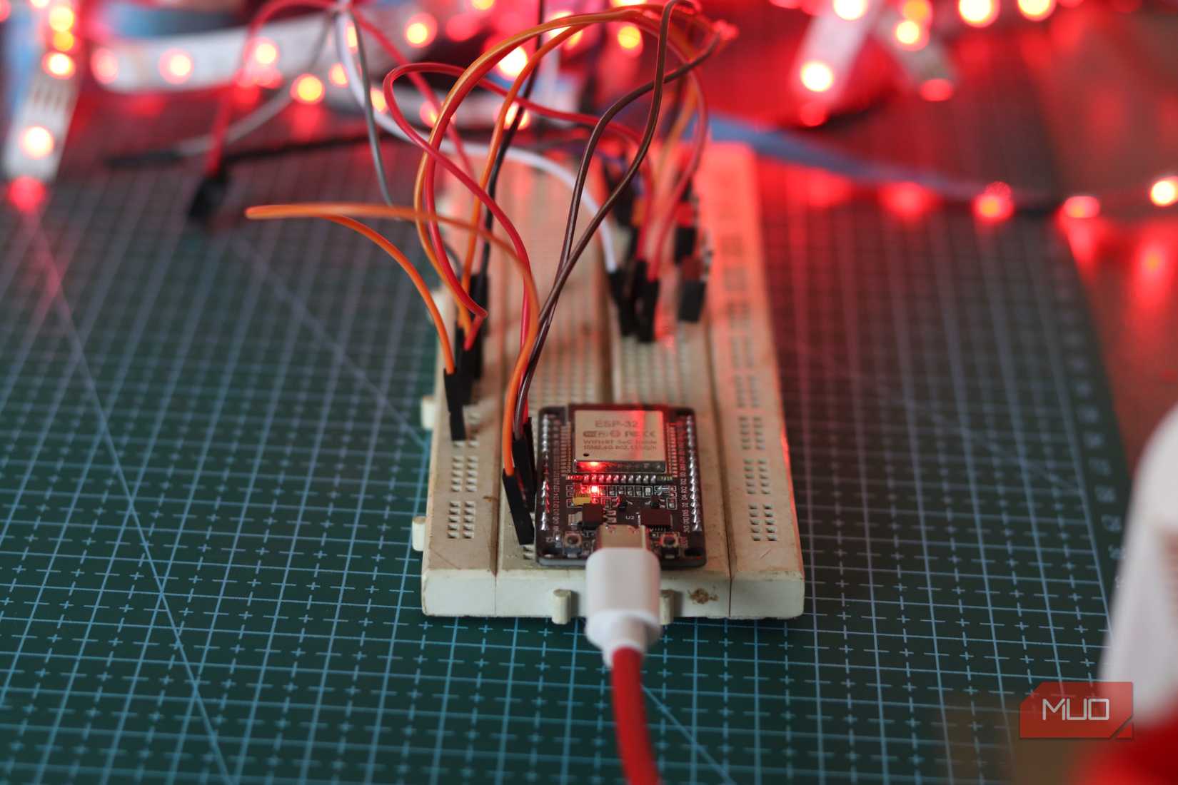 RGB ストリップを制御する ESP32 の正面図。