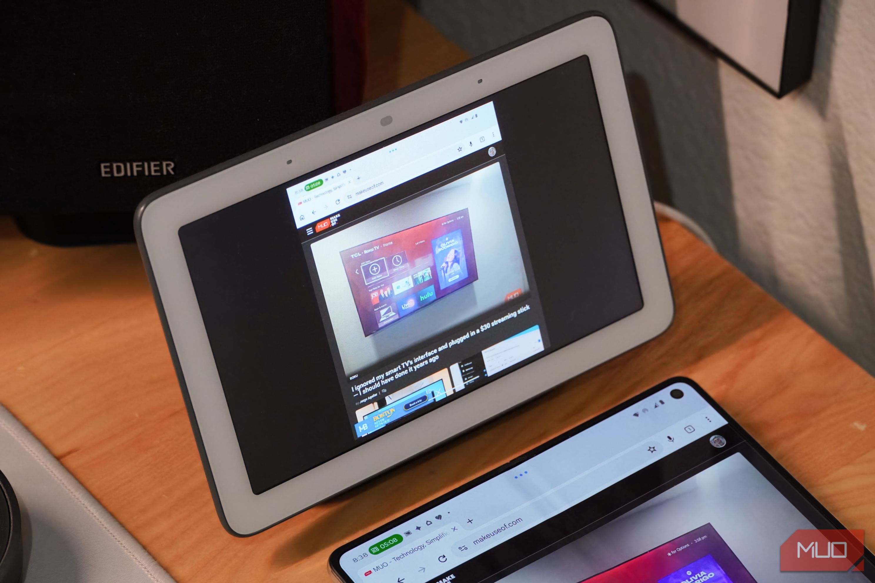 Mirroring the Razr Fold display on a Nest Hub.