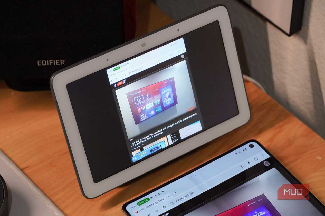 Mirroring the Razr Fold display on a Nest Hub.