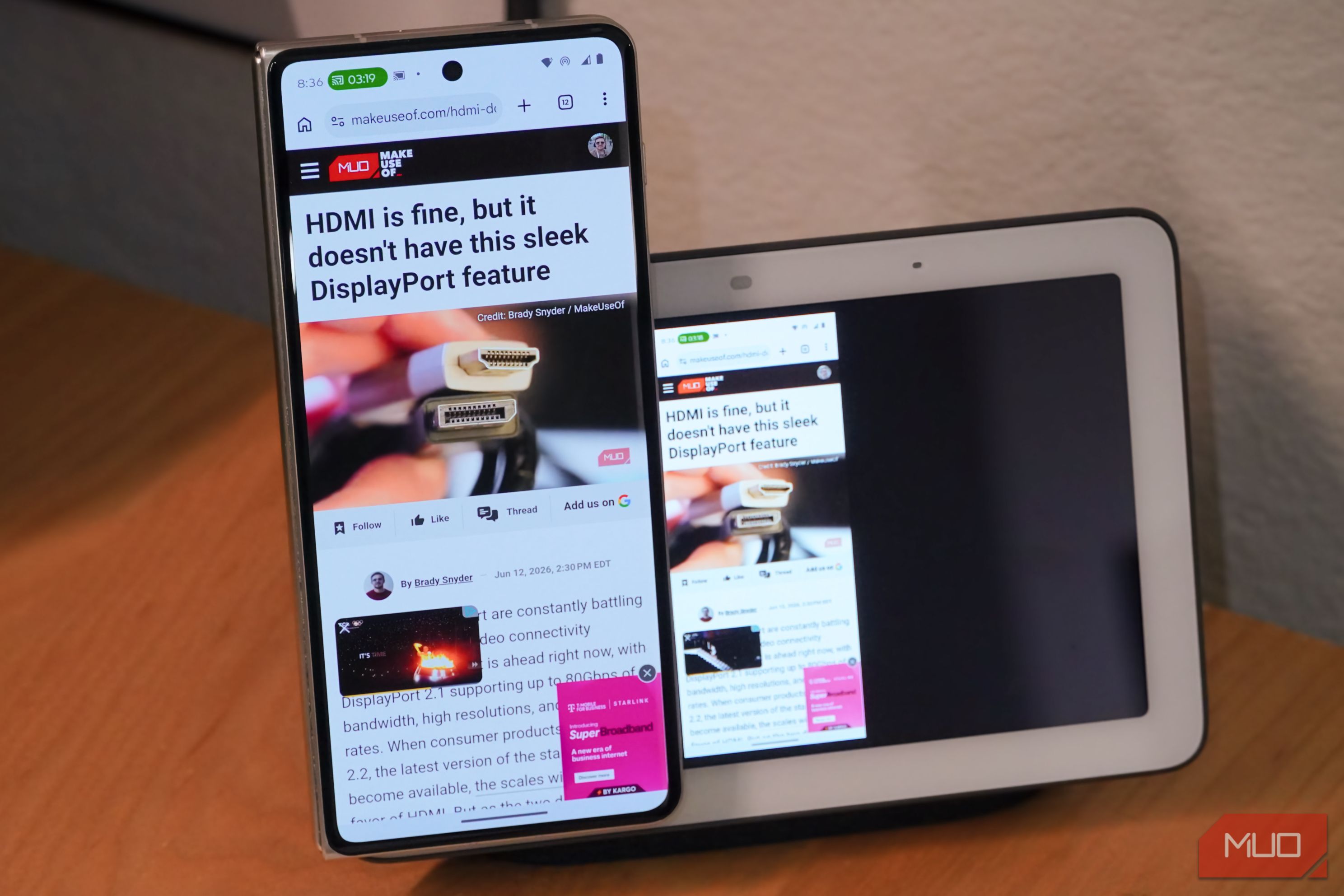 Mirroring the MUO site from an Android phone to a Nest Hub.